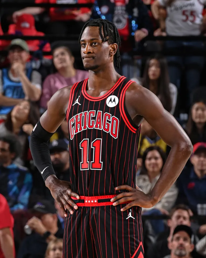 开云-伦纳德-米勒近三场对阵勇士湖人快船场均18.7+9.3+1.3抢断